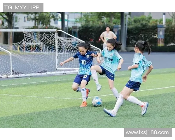 从青涩少年到绿茵场上的传奇足球明星成长之路的探索与坚持